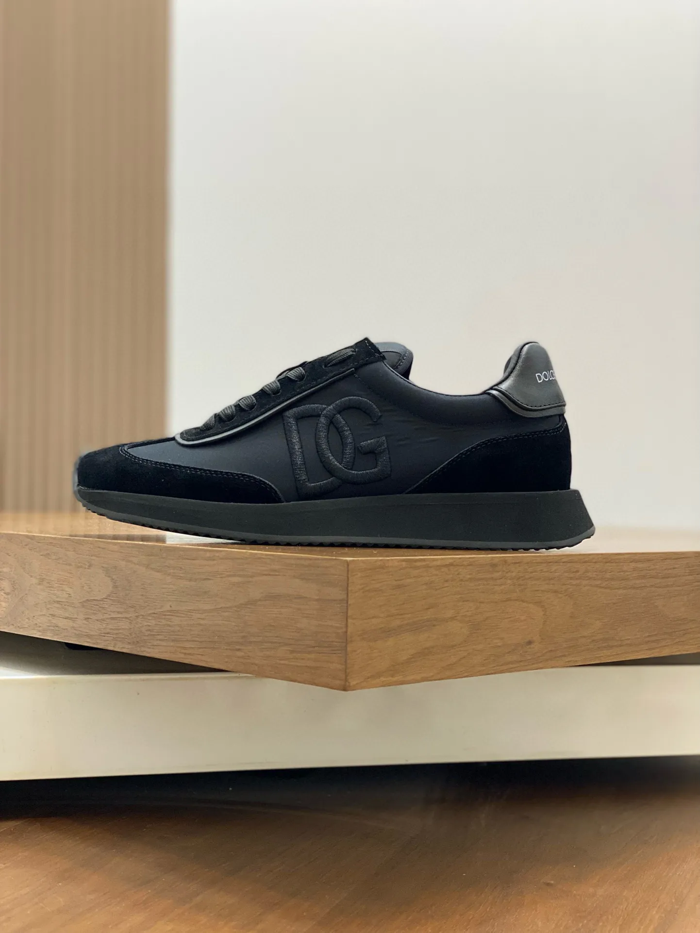 Factory price: 458💰••New products••Dolce&Gabbana••DG✔️High-end men's sports•casual shoes. Original goods from top counters. Original imported cowhide, multi-material splicing design ➕Imported cowhide lining, cowhide feet ➕Original TPR elastic outsole. Size: 39-44 (38, 45 customized)